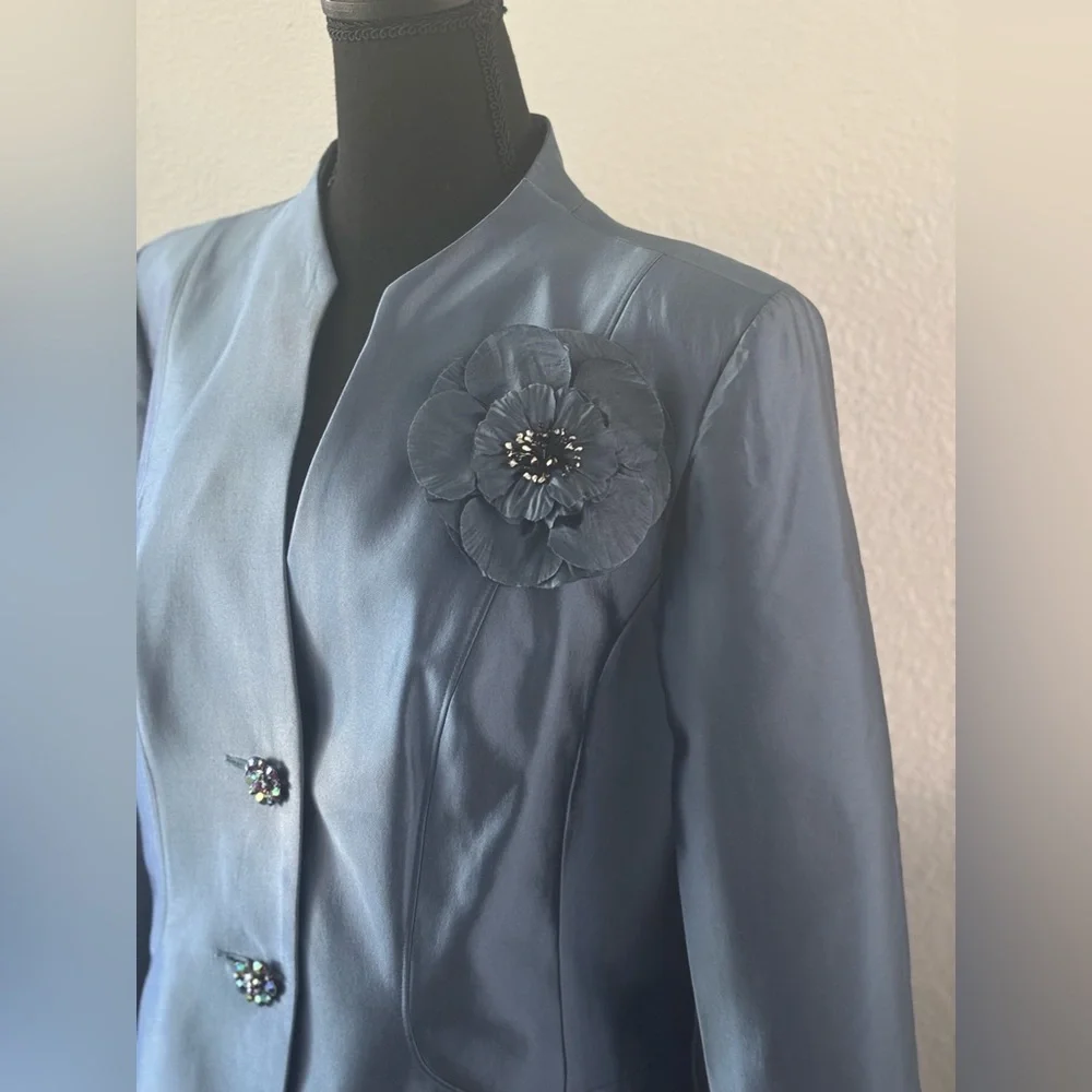 Lily & Taylor Blue Silk Wool 2pc Skirt Suit w/Floral Rosette Lace Brocade NWT 14 - Picture 3 of 16